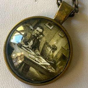 Necklace Poe at Desk